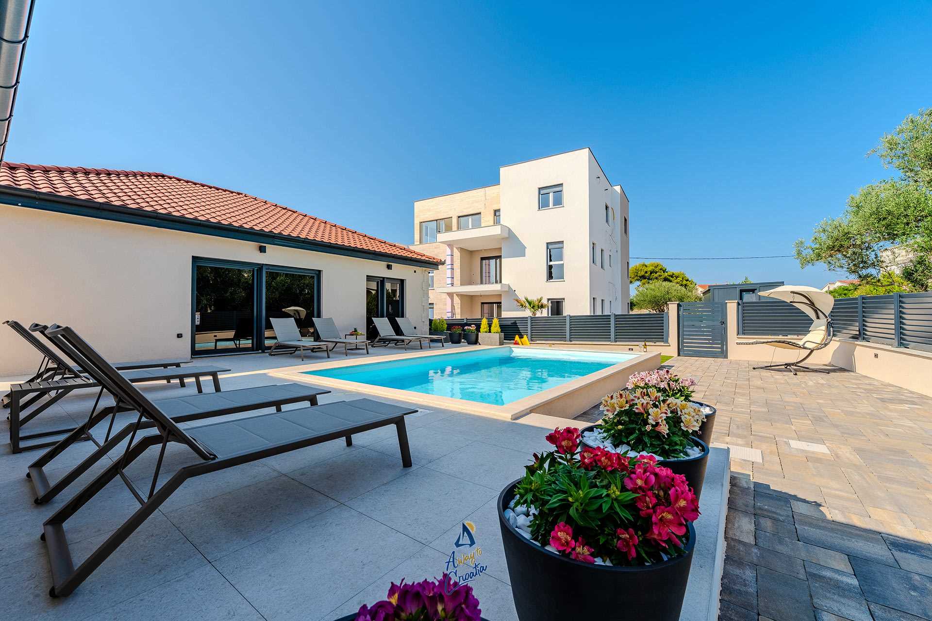 De0f6cb8e0364a28a3c87647d7df4284